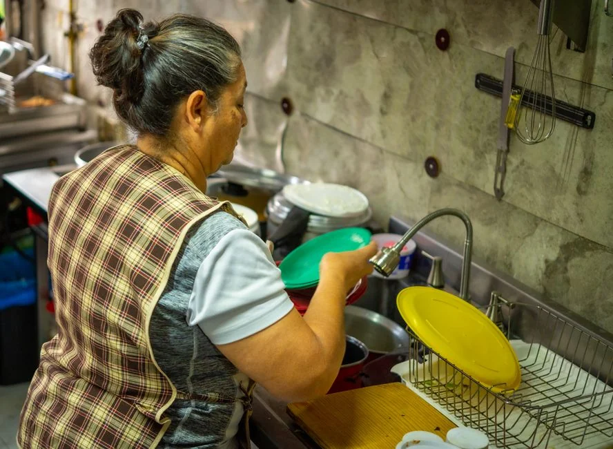 Personne en train de nettoyer le sol dans un environnement de laboratoire